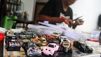 Miniatur mobil balap itu terbuat dari logam.