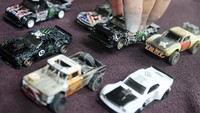 Miniatur mobil balap itu dijual melalui jejaring sosial ke Amerika Serikat, Australia, dan Belanda dengan harga Rp 500 ribu hingga Rp 2 juta per unit.