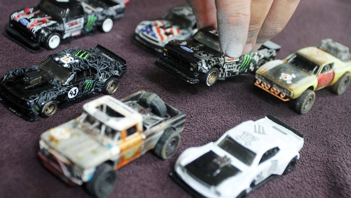 Raup Cuan dari Miniatur Mobil Balap, Dibanderol hingga Rp 2 juta/Unit Perajin menata miniatur mobil balap dari logam atau