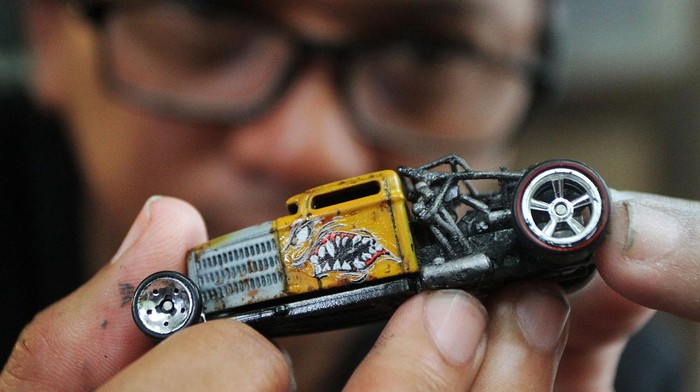 Raup Cuan dari Miniatur Mobil Balap, Dibanderol hingga Rp 2 juta/Unit Perajin menata miniatur mobil balap dari logam atau