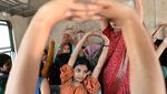 Rayakan Hari Perempuan Dunia, Wanita India Yoga Bareng di Kereta