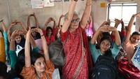 Puluhan wanita ini melakukan yoga bersama untuk merayakan Hari Perempuan Internasional.  