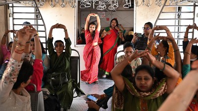 Rayakan Hari Perempuan Dunia, Wanita India Yoga Bareng di Kereta