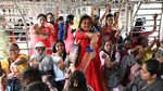 Rayakan Hari Perempuan Dunia, Wanita India Yoga Bareng di Kereta