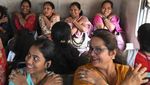 Rayakan Hari Perempuan Dunia, Wanita India Yoga Bareng di Kereta