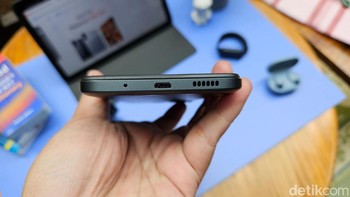 Bagian bawah terdapat port microUSB dan speaker. Sementara di bagian atas terdapat port jack audio 3,5 mm. Foto: Adi Fida Rahman/detikINET