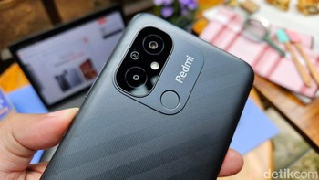 Kamera bagian belakang terdiri dari 50 MP dengan 2 MP. Selain itu terdapat sensor sidik jari. Foto: Adi Fida Rahman/detikINET