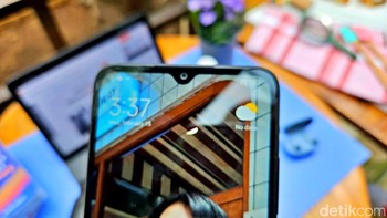 Bagian atasnya terdapat notch tetesan air yang menjadi rumah bagi kamera selife 5 MP.Foto: Adi Fida Rahman/detikINET