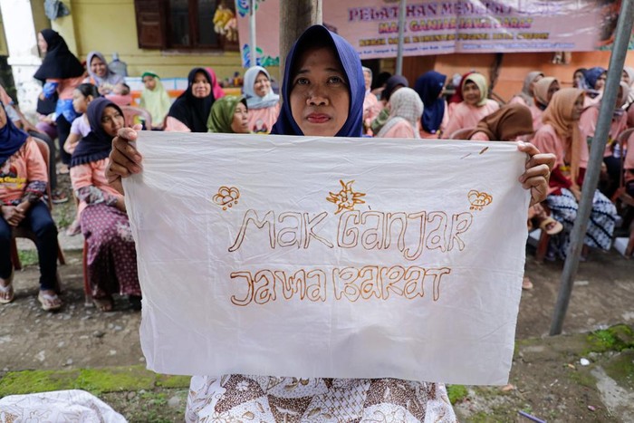 Relawan Ganjar Gelar Pelatihan Membatik buat Emak-emak di Jabar