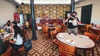 Harga menu di sini mulai dari USD 1.6 (Rp 24 ribu) saja sehingga banyak orang langsung memesan banyak. Tamunya didominasi rombongan keluarga atau teman.