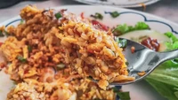 Nasi goreng Nonya dibuat dengan paduan sambal. Menu nikmat ini direkomendasikan Adrian, anak chef Gaik Lean.