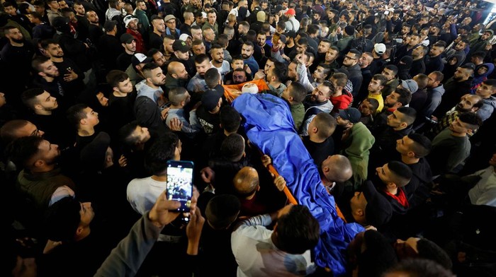 Ribuan Warga Palestina Anter Jenazah Korban Penyerangan Israel SENSITIVE MATERIAL. THIS IMAGE MAY OFFEND OR DISTURB Mourners carry the body of Palestinian who was killed by Israeli troops during a raid in Jenin in the Israeli-occupied West Bank March 7, 2023. REUTERS/Mohammed Torokman