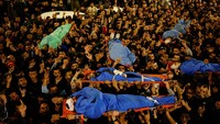 Para pelayat membawa jenazah warga Palestina yang dibunuh oleh pasukan Israel, Selasa (7/3/2023).