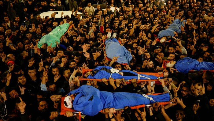 Ribuan Warga Palestina Anter Jenazah Korban Penyerangan Israel SENSITIVE MATERIAL. THIS IMAGE MAY OFFEND OR DISTURB Mourners carry the body of Palestinian who was killed by Israeli troops during a raid in Jenin in the Israeli-occupied West Bank March 7, 2023. REUTERS/Mohammed Torokman