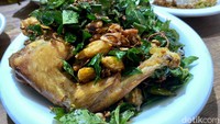 Seporsi ayam tangkap (Rp 25 ribu) tersaji dengan timbunan daun kari dan daun pandan yang aromatik. Rasa ayamnya gurih empuk!