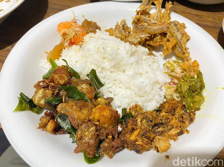 Mantap! Ayam Tangkap dan Kari Kambing Aceh Dicocol Sambal Ganja