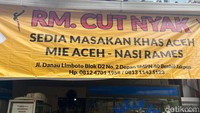 RM Cut Nyak berlokasi di Jalan Danau Limboto Blok D2 No. 2, depan SMP 40 Jakarta. Beragam masakan autentik Aceh jadi menu andalan.