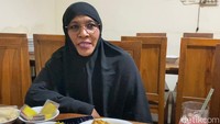 Ini sosok pemilik RM Cut Nyak. Namanya Syarifah Nursiyah atau akrab disapa Kak Pah yang berasal dari Kabupaten Pidie.