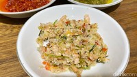 Jangan berpikiran negatif dulu! Sambal ganja tak dibuat dengan bahan terlarang, tapi bahan segar. Ada paduan udang, daun jeruk, cabe, bawang, dan belimbing wuluh.