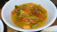 Tumis tauco udang buatan Kak Pah yang dipadukan potongan kerupuk kulit basah. Bumbunya memakai tauco Medan, tomat, dan cabe rawit sehingga dominan pedas asam.