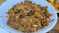Kalau ini ikan kayu. Ikan ini dibuat dari tongkol yang disuwir-suwir bersama ragam bumbu rempah.