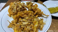 Peyek Teri (Rp 12 ribu) yang gurih renyah bisa jadi pelengkap pas seporsi nasi. Dijamin ketagihan!