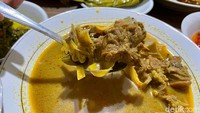 Kari Kambing (Rp 30 ribu) juga sayang dilewatkan. Bumbu karinya yang berempah membalut potongan daging kambing dengan sempurna.
