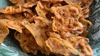 Peyek Udang (Rp 7 ribu) yang kerap tersaji hangat-hangat juga jadi incaran pengunjung. 