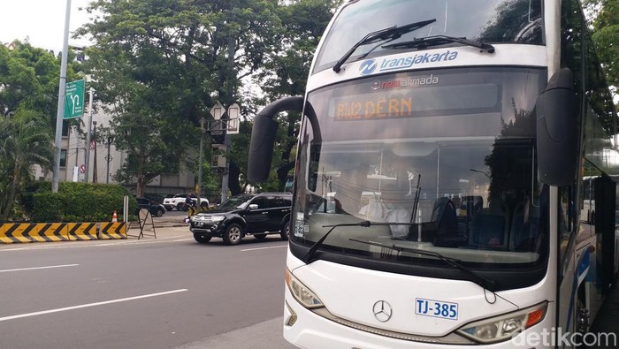 PT Transportasi Jakarta meluncurkan bus tingkat untuk berkeliling kota Jakarta. Sebelum jalan-jalan, cek dulu rute bus tingkat Jakarta dan jam operasionalnya.