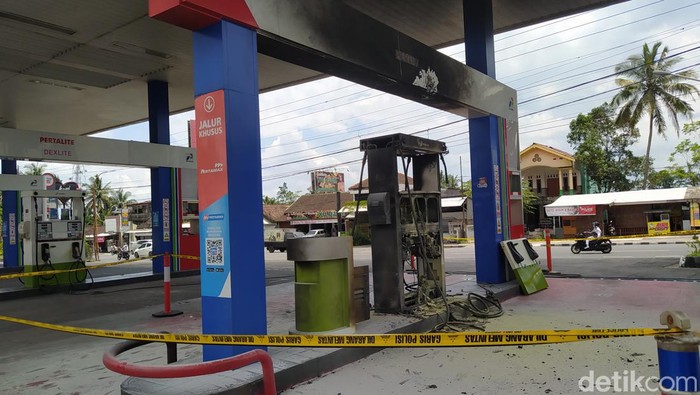 Salah satu mesin dispenser di Stasiun Pengisian Bahan Bakar Umum (SPBU) 44.564.04 Baledono, Salam, Kabupaten Magelang terbakar., Rabu (8/3/2023).
