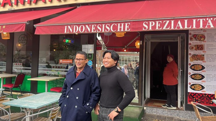 Meski sibuk dengan sejumlah agenda dalam kunjungan luar negeri, Menparekraf Sandiaga Uno menyempatkan diri untuk menyapa pelaku usaha kuliner di Berlin.