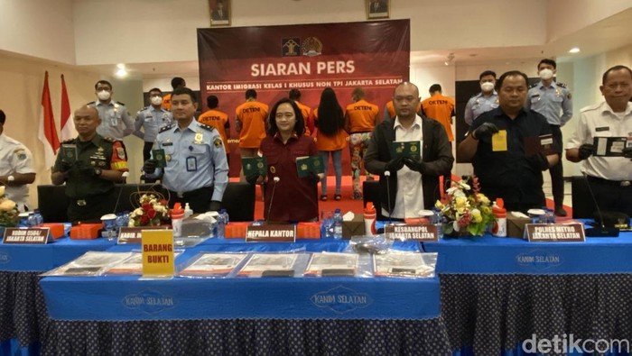 Sebanyak 8 orang WNA yang tinggal di apartemen di Jaksel terjaring razia keimigrasian. Kantor Imigrasi Jaksel akan mendeportasi 8 WNA tersebut. (Devi Puspitasari/detikcom)