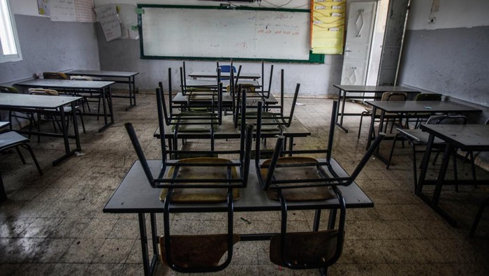 Sekolah di Palestina Kosong Imbas Guru Mogok Kerja NABLUS, PALESTINE - 2023/03/07: Palestinian school teachers stand in front of their closed school during a protest, demanding their rights, in the city of Nablus in the occupied West Bank. Teachers in the West Bank have been on strike for over a month. They rejected a settlement offering to pay 85% of their salaries, saying the government has failed to meet its promises and should pay their salaries in full. As a result of the strike, over a million Palestinian students have not been able to attend school. (Photo by Nasser Ishtayeh/SOPA Images/LightRocket via Getty Images)