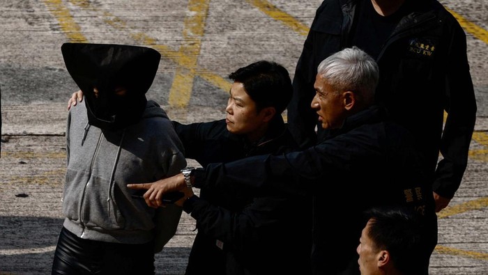 Seorang Wanita Ditangkap Terkait Mutilasi Abby Choi A suspect involved in the murder of model Abby Choi is seen at a police station after being transferred from mainland China in Hong Kong, China March 7, 2023. REUTERS/Tyrone Siu