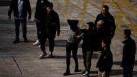 Disebutkan kepolisian bahwa tersangka wanita ini diduga membantu seorang tersangka lainnya dan kemudian melarikan diri ke wilayah China. Tidak dijelaskan lebih lanjut soal bantuan seperti apa yang diberikan oleh tersangka wanita ini.