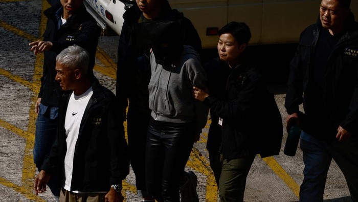 Seorang Wanita Ditangkap Terkait Mutilasi Abby Choi A suspect involved in the murder of model Abby Choi is seen at a police station after being transferred from mainland China in Hong Kong, China March 7, 2023. REUTERS/Tyrone Siu