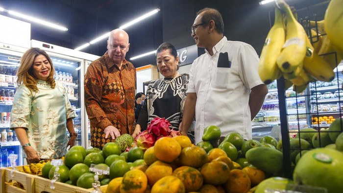 Serunya Belanja di Supermarket Terbaru di Bintaro (Ki-Ka) Direktur Marketing PT Boga Maju Abadi Arnolda Ratnawati bersama CMO PT Lippo Malls Indonesia Danny Crayton, CEO PT Boga Maju Abadi Sintia Kolonas dan Deputy Mall Director Omotesando Brama Suta, melihat buah dan sayuran di sela pembukaan Food Max Supermarket Omotesando, Bintaro, Tangerang Selatan, Rabu (08/03/2023).