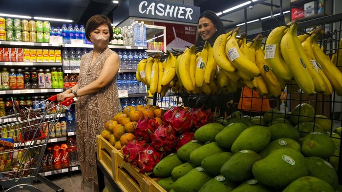 Serunya Belanja di Supermarket Terbaru di Bintaro (Ki-Ka) Direktur Marketing PT Boga Maju Abadi Arnolda Ratnawati bersama CMO PT Lippo Malls Indonesia Danny Crayton, CEO PT Boga Maju Abadi Sintia Kolonas dan Deputy Mall Director Omotesando Brama Suta, melihat buah dan sayuran di sela pembukaan Food Max Supermarket Omotesando, Bintaro, Tangerang Selatan, Rabu (08/03/2023).
