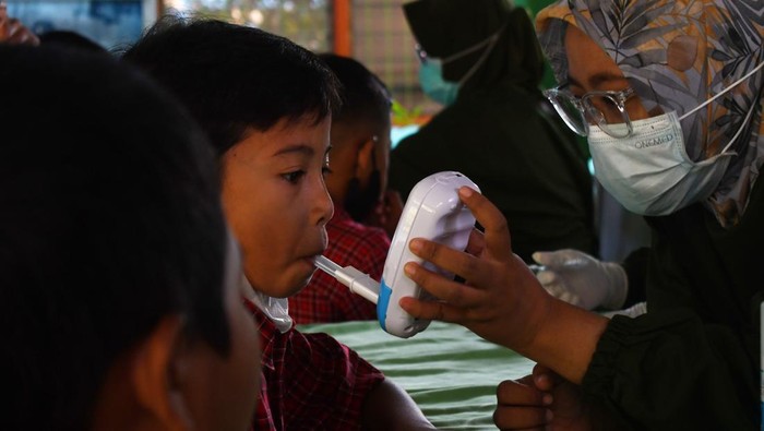 Siswa SD di Madiun Lakukan Skrining Keterpaparan Asap Rokok Petugas kesehatan melakukan skrining keterpaparan asap rokok pada murid sebuah sekolah dasar saat Skrining Kesehatan dan Upaya Berhenti Merokok di Kota Madiun, Jawa Timur, Rabu (8/3/2023). Kegiatan yang dilakukan di sejumlah sekolah tersebut merupakan upaya upaya menjaga kesehatan murid dari keterpaparan asap rokok pasif maupun aktif. ANTARA FOTO/Siswowidodo/foc.