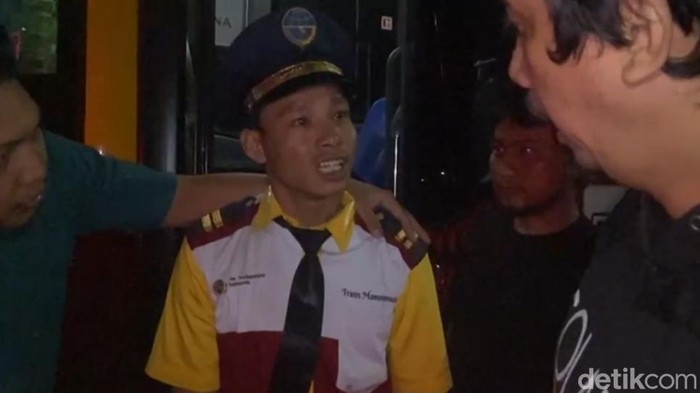 Sopir Teman Bus Makassar ditangkap polisi di bus yang dikendarainya.
