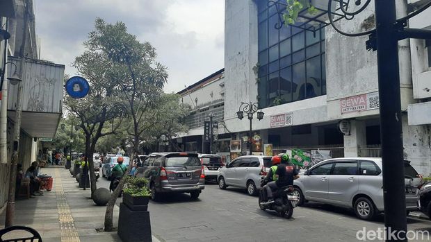 Suasana siang di Jalan Braga, Kota Bandung.