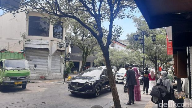 Suasana siang di Jalan Braga, Kota Bandung.