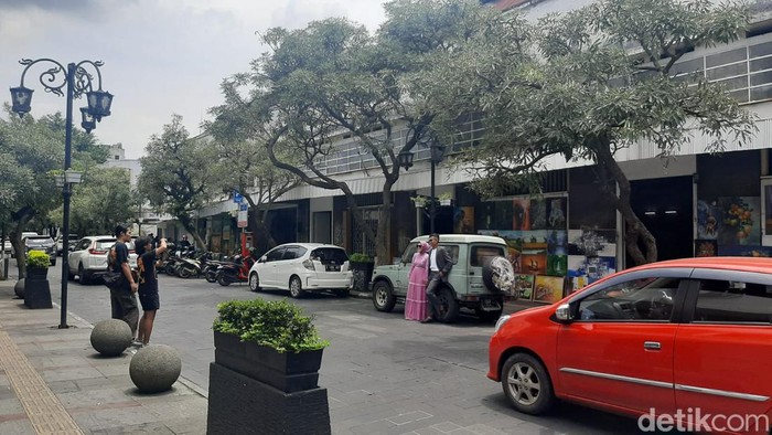 Suasana siang di Jalan Braga, Kota Bandung.