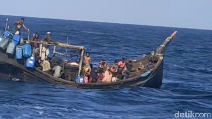 Tangkapan layar video kapal pengungsi Rohingya terombang ambing di laut Aceh.