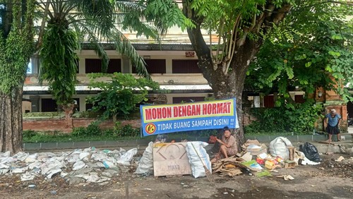 Kondisi pembuangan sampah sementara yang berlokasi di sebelah timur Pasar Ijogading, Kelurahan Loloan Timur, Kecamatan Negara, Kabupaten Jembrana, Rabu (8/3/2023).