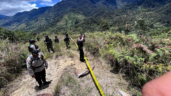 Teroris kelompok kriminal bersenjata (KKB) melepaskan tembakan di Bandara Bilorai Sugapa, Kabupaten Intan Jaya, Papua Tengah. Mereka juga menyerang anggota TNI. (dok Polda Papua)