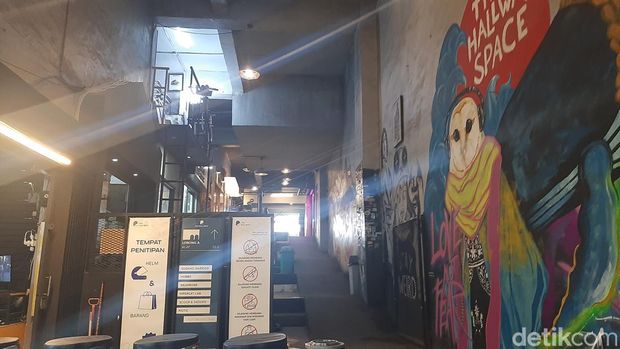 The Hallway Space di Pasar Kosambi Bandung.