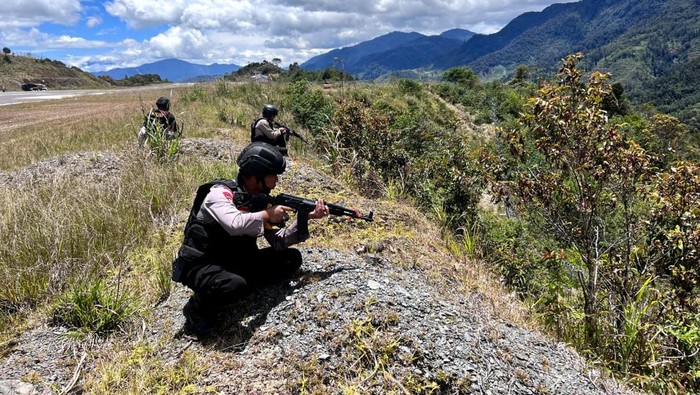 TNI-Polri siaga melakukan pengamanan di Kabupaten Intan Jaya, Papua Tengah dari teror KKB.