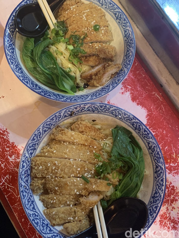 Toko Bakmie Feng di Pasar Cihapit, Kota Bandung.