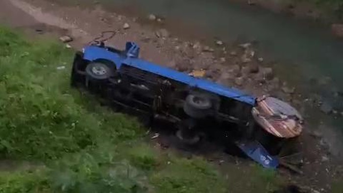 Truk masuk jurang di Tasikmalaya.